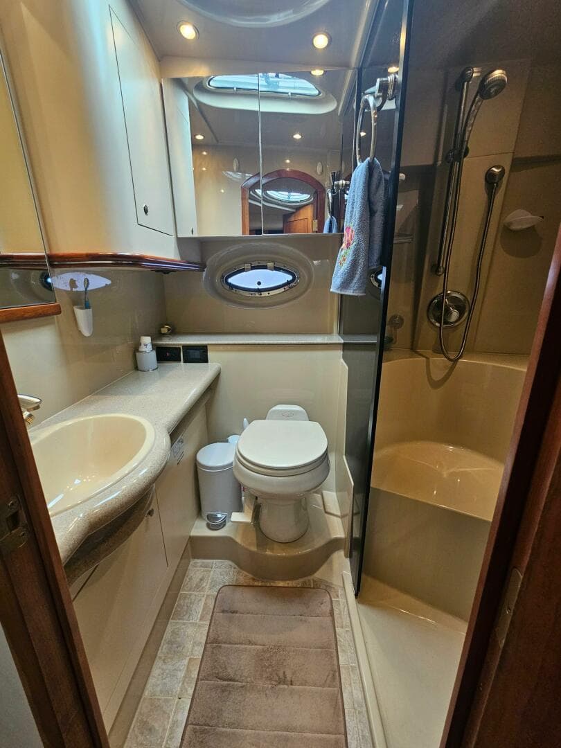 2004 Cruisers Yachts 370 Express