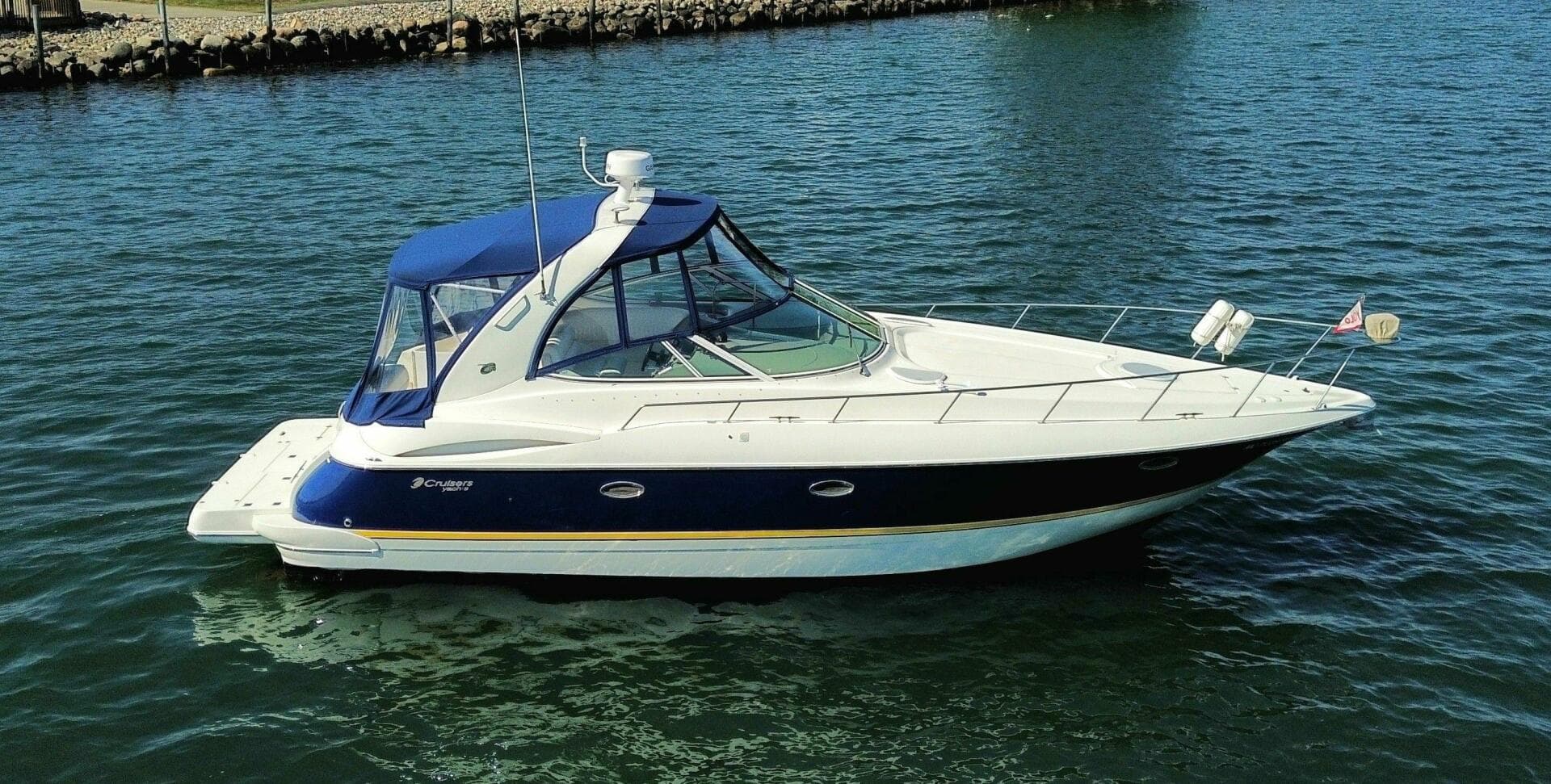 2004 Cruisers Yachts 370 Express