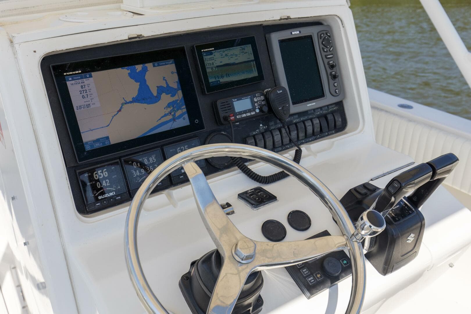 2003 31 Jupiter 31FS Miss Millie II Helm(1)