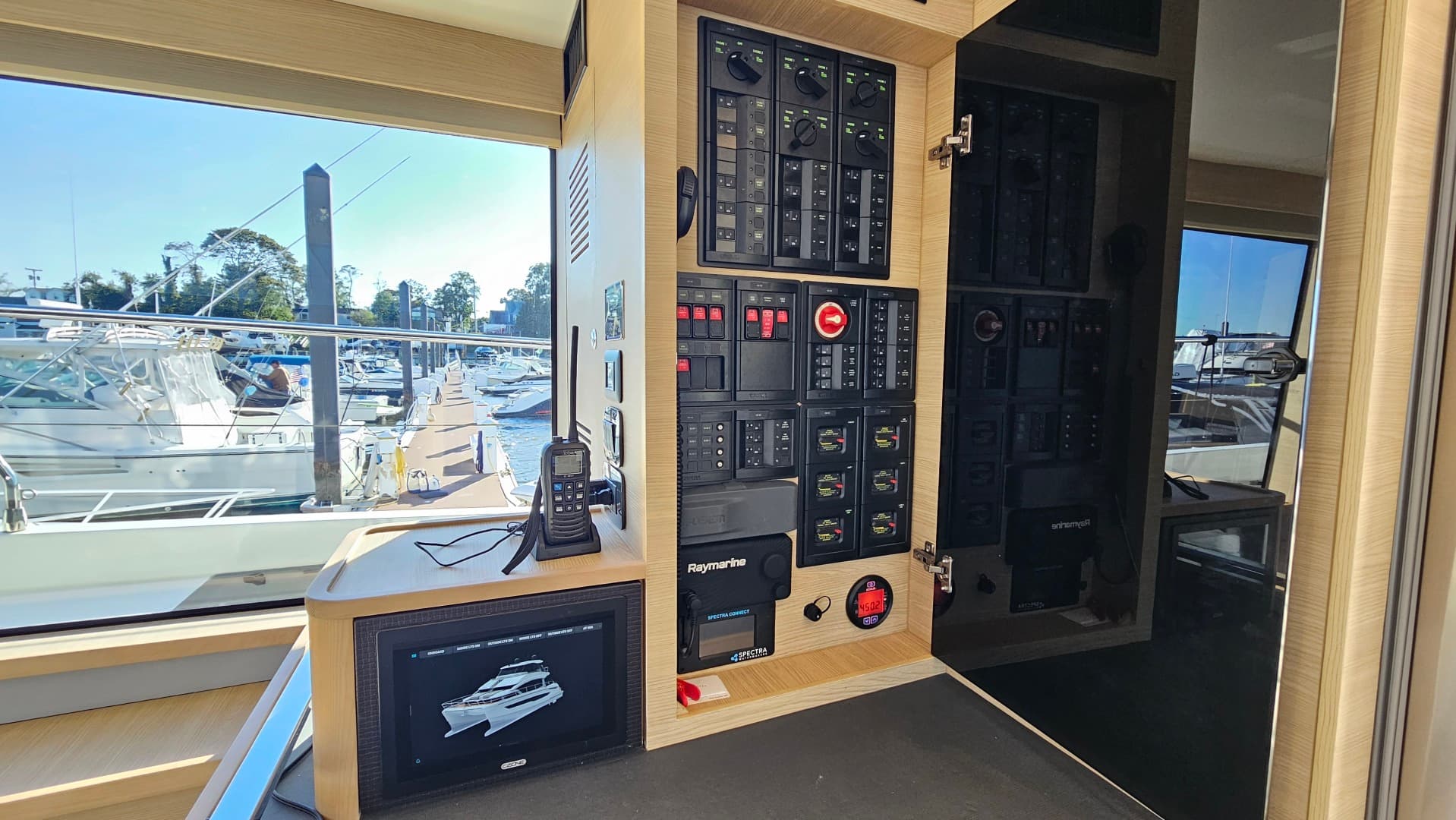 2023 Aquila 54 Yacht