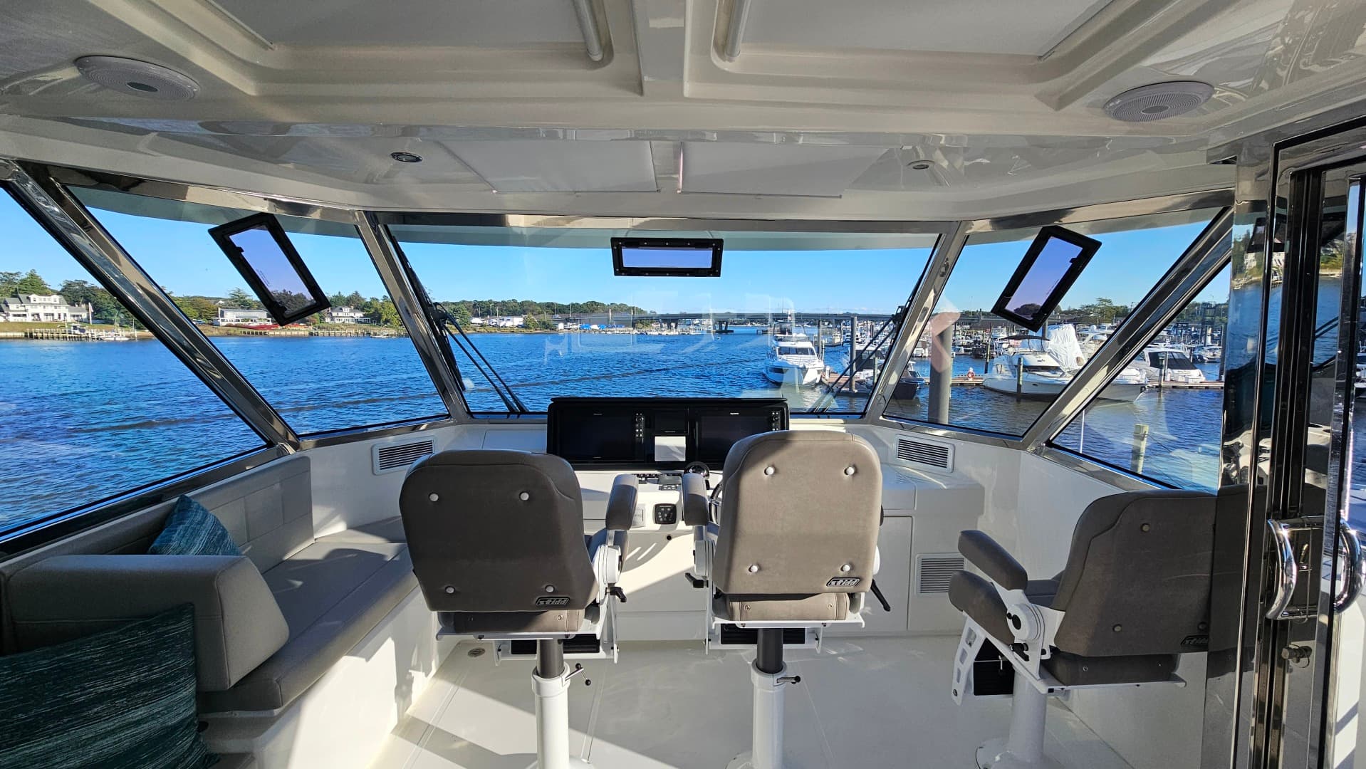 2023 Aquila 54 Yacht