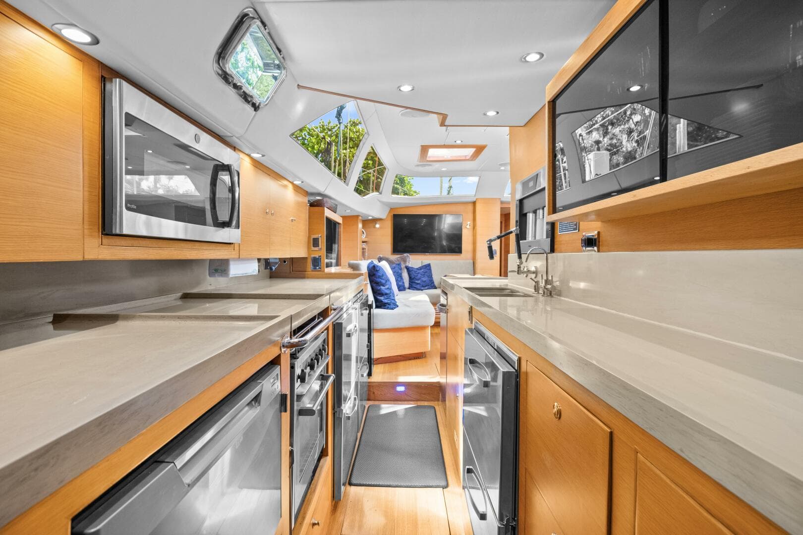 2013 Hylas 63