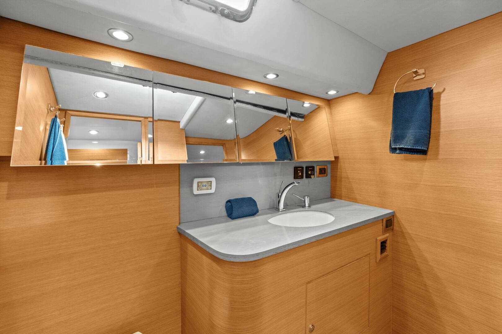 2013 Hylas 63