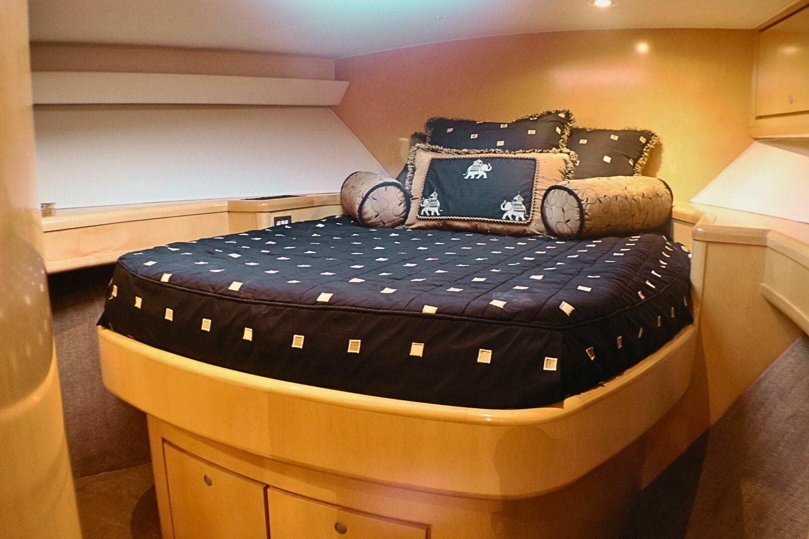 2001 Donzi 73' Sport Fish  VIP Stateroom (4)