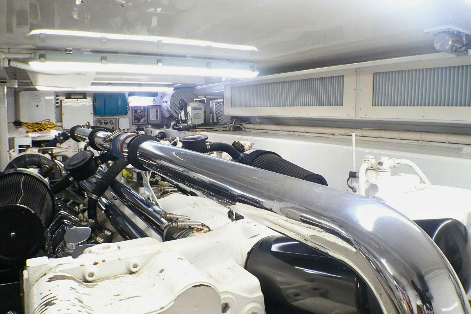 2001 Donzi 73' Sport Fish  Engine Room (9)