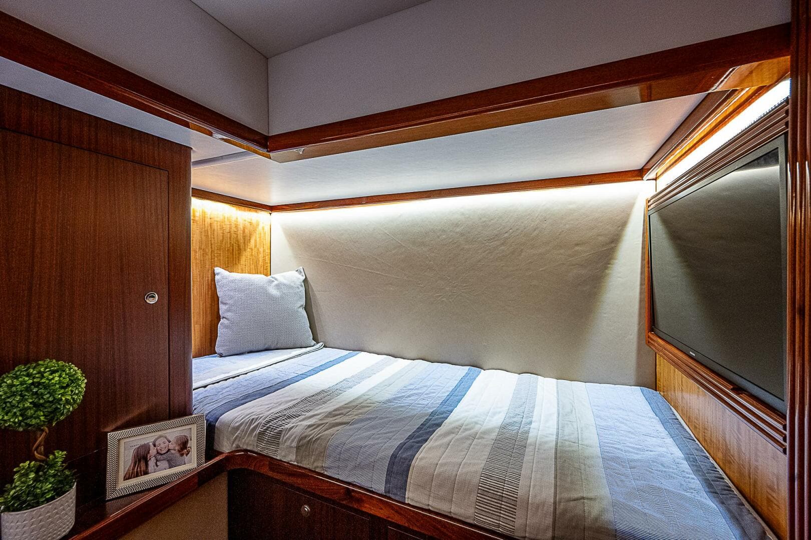 Maverick 55 Lucky -  Forward Stateroom