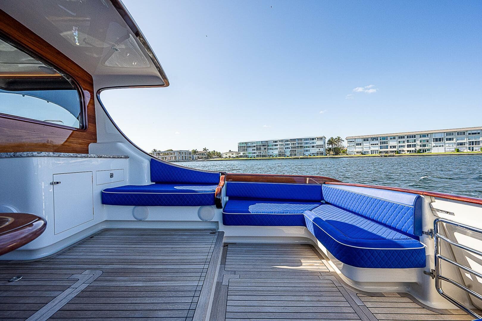 Maverick 55 Lucky - Cockpit