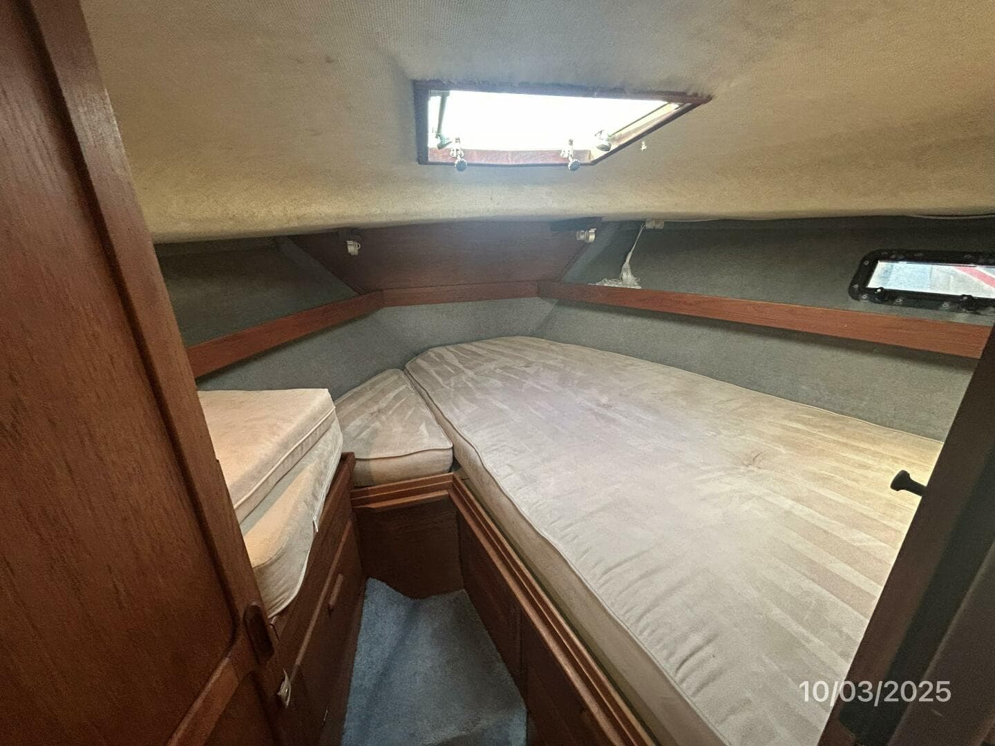 31' Pursuit stateroom