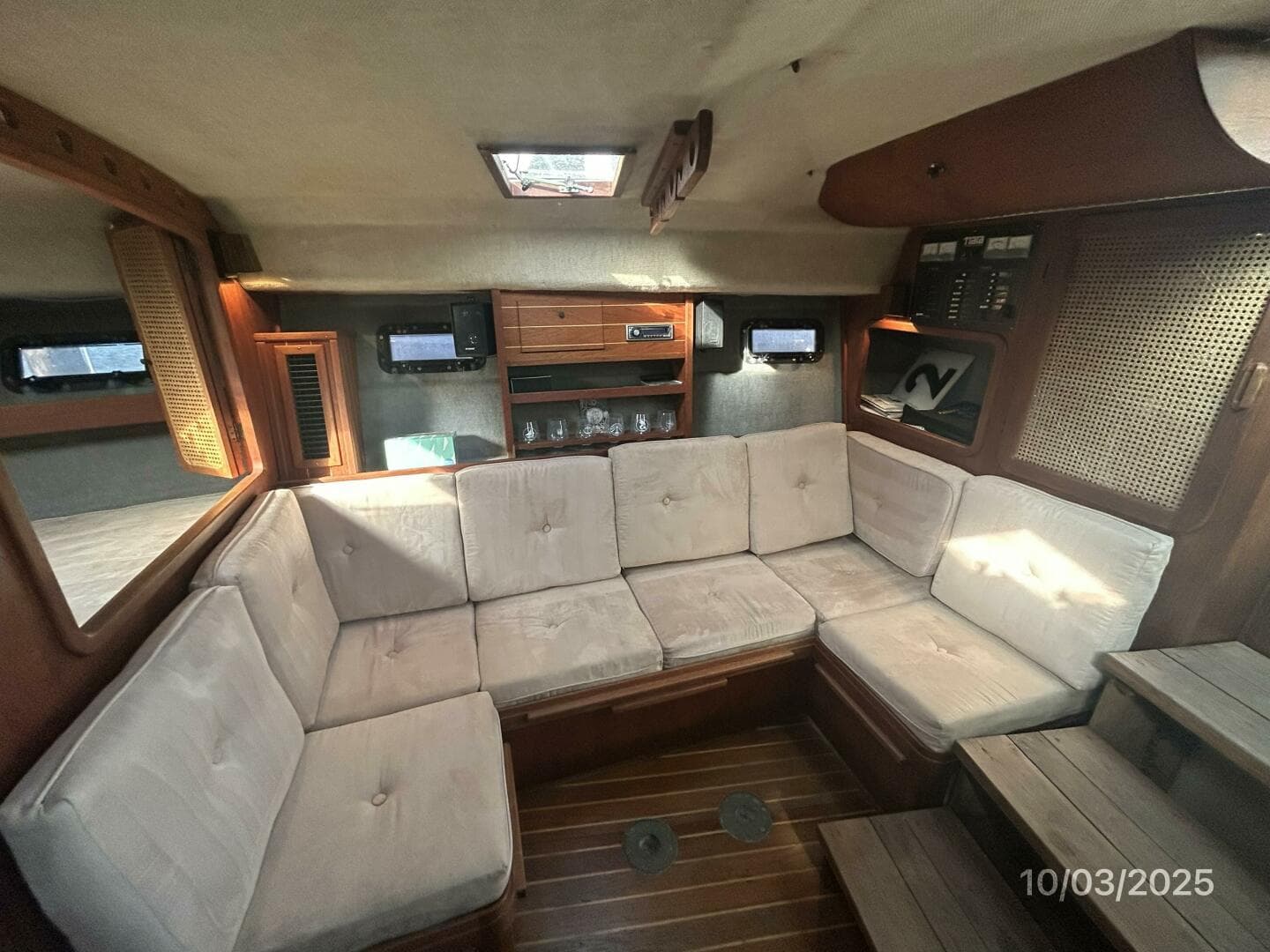 31' Pursuit salon starboard