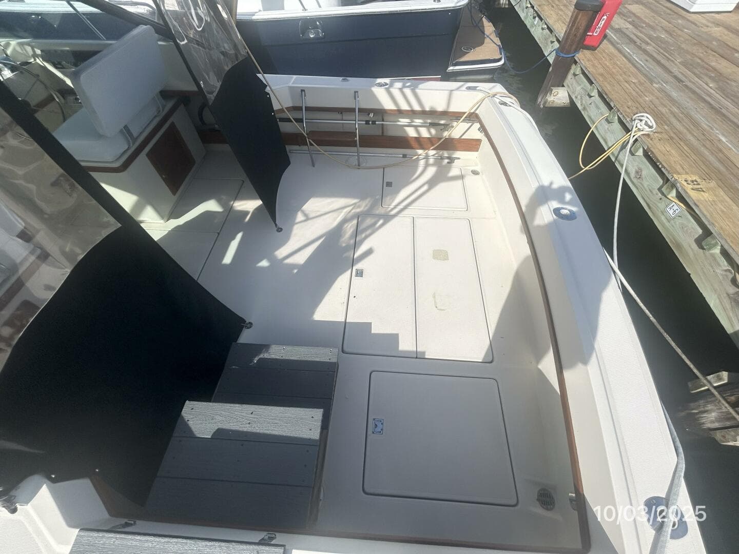 31' Pursuit cockpit starboard