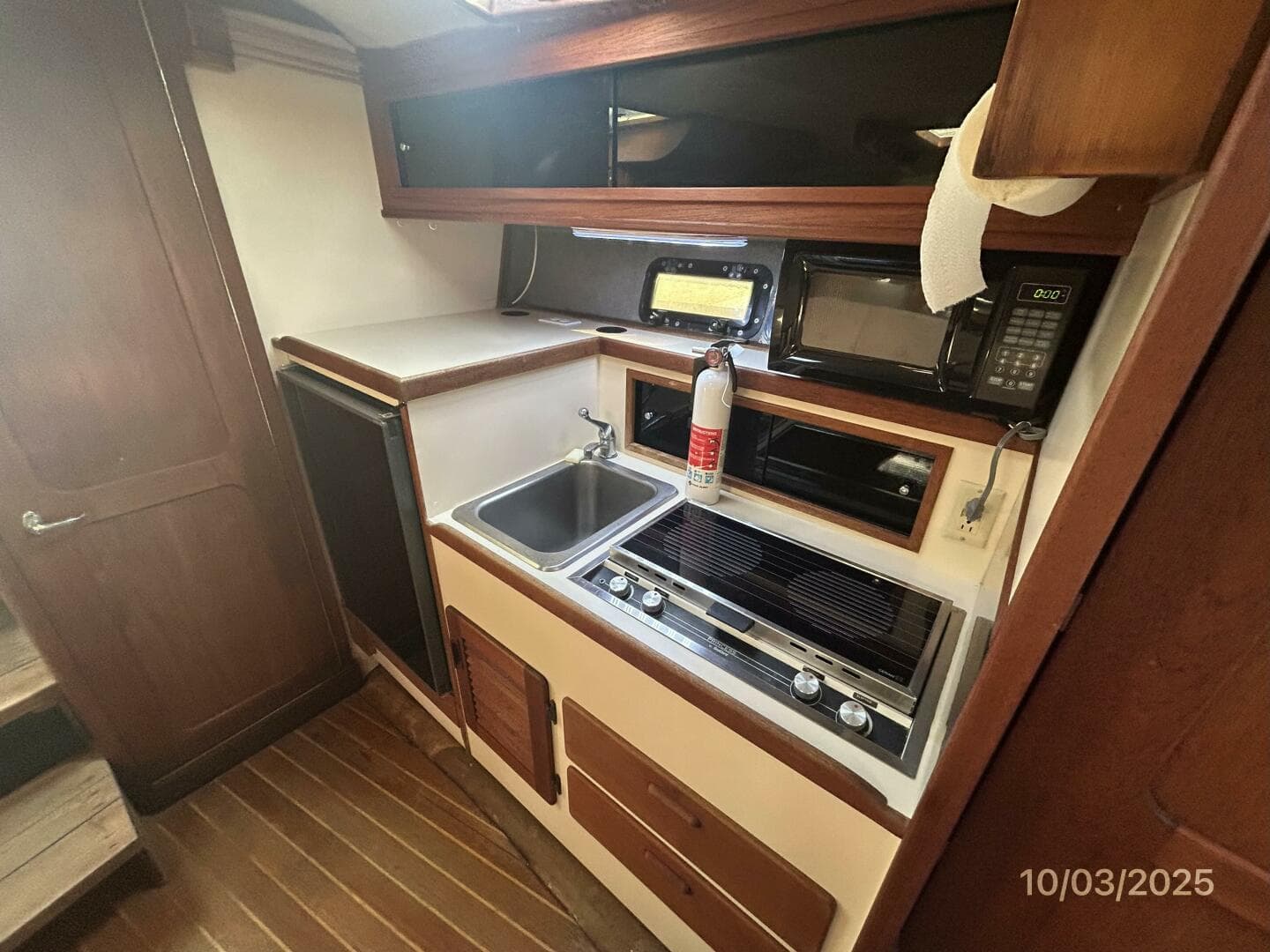 31' Pursuit galley1
