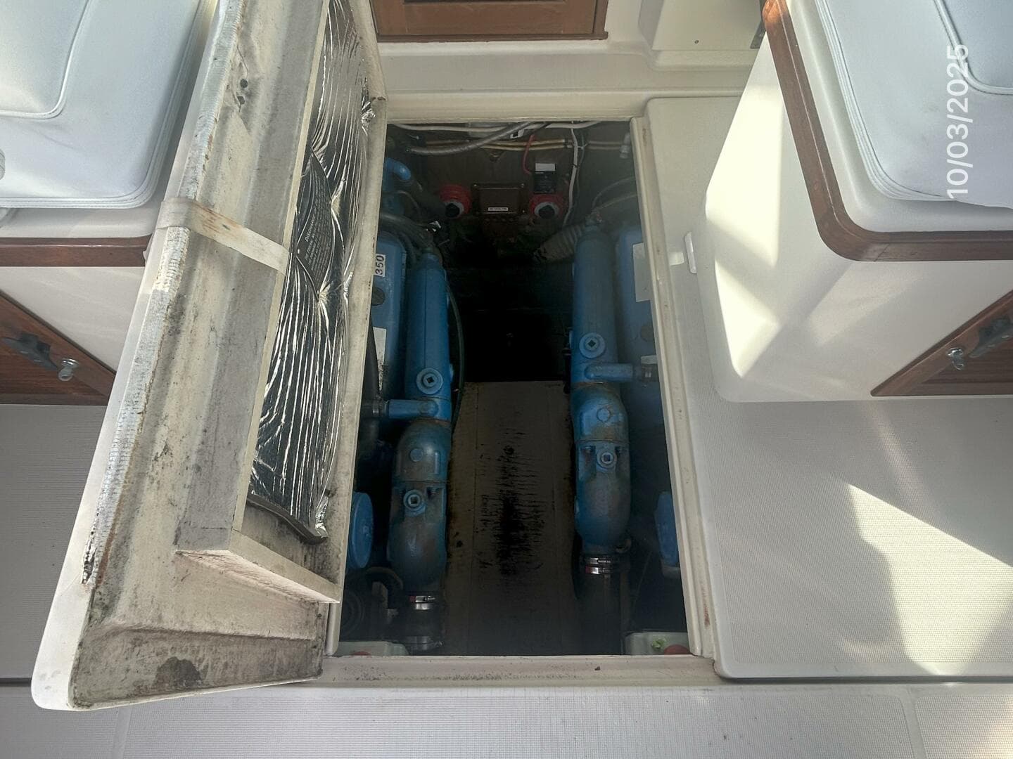 31' Pursuit engine room access