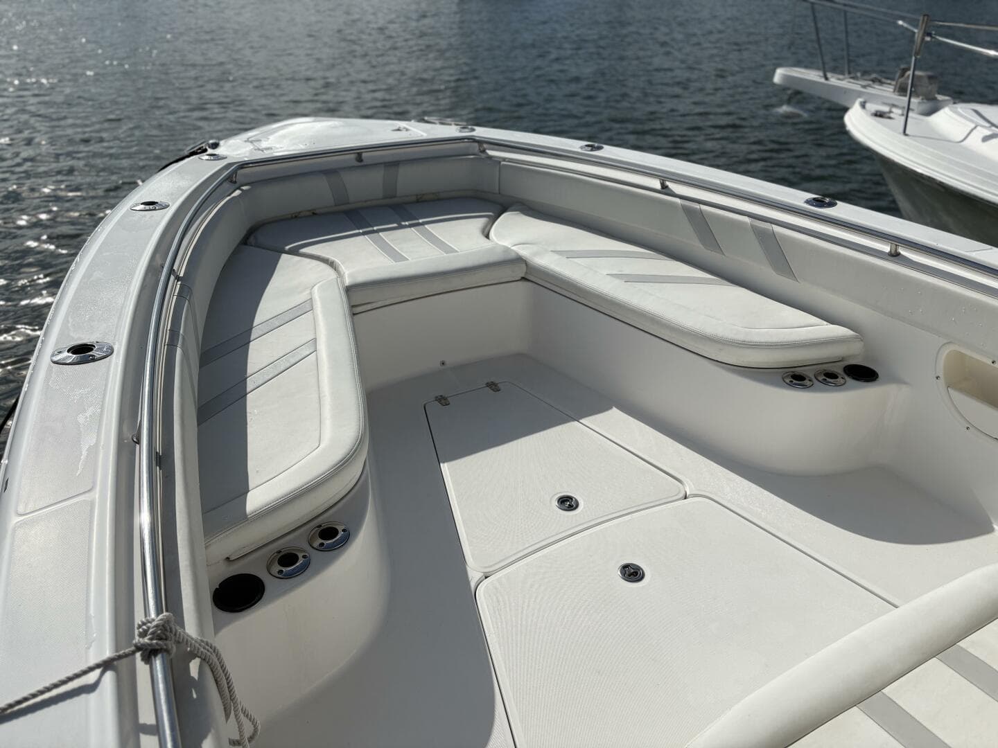 2008 Boston Whaler 320 Outrage Bow Seating