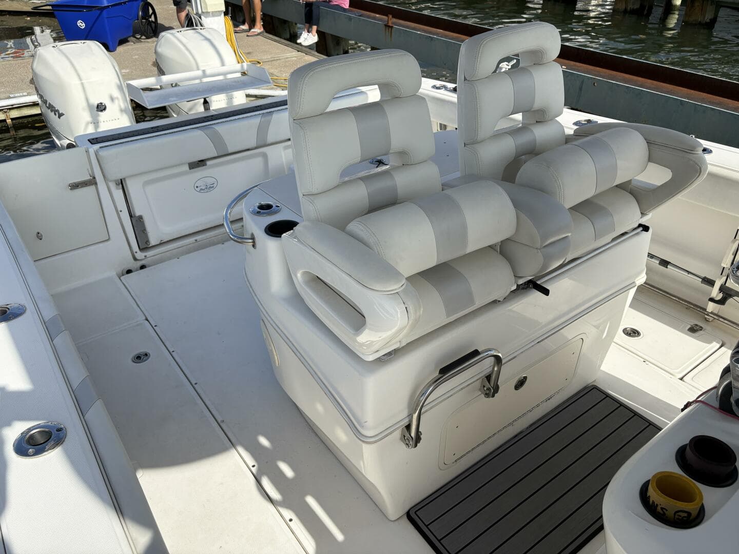 2008 Boston Whaler 320 Outrage Helm Seating
