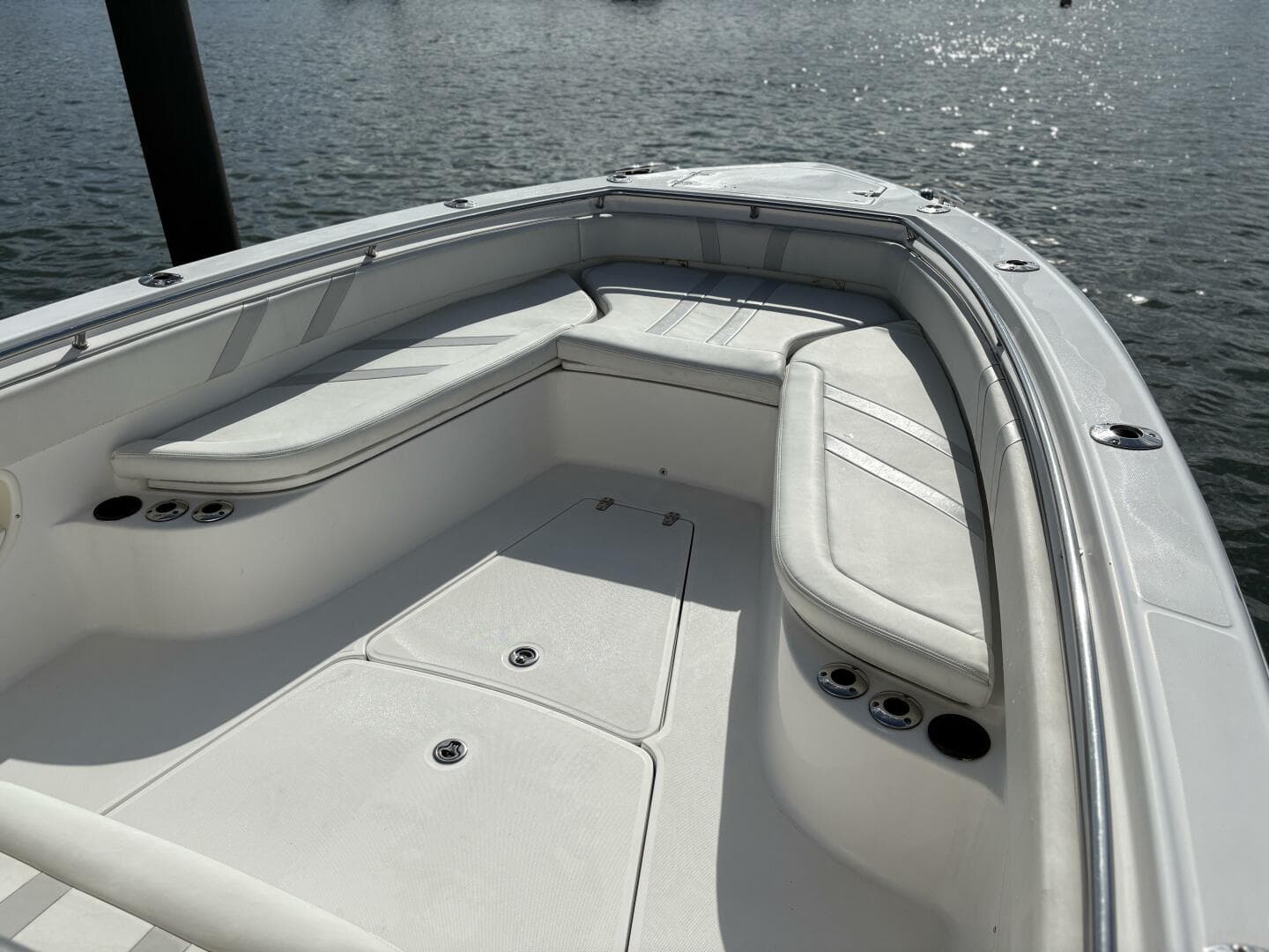 2008 Boston Whaler 320 Outrage Bow Seating