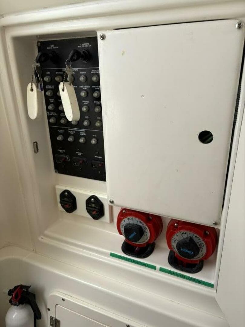 2008 Boston Whaler 320 Outrage Battery Switch and Panel