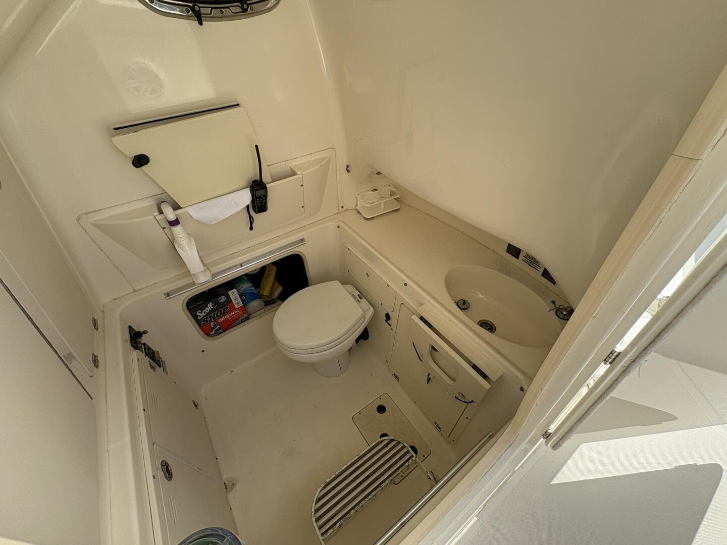 2008 Boston Whaler 320 Outrage Head