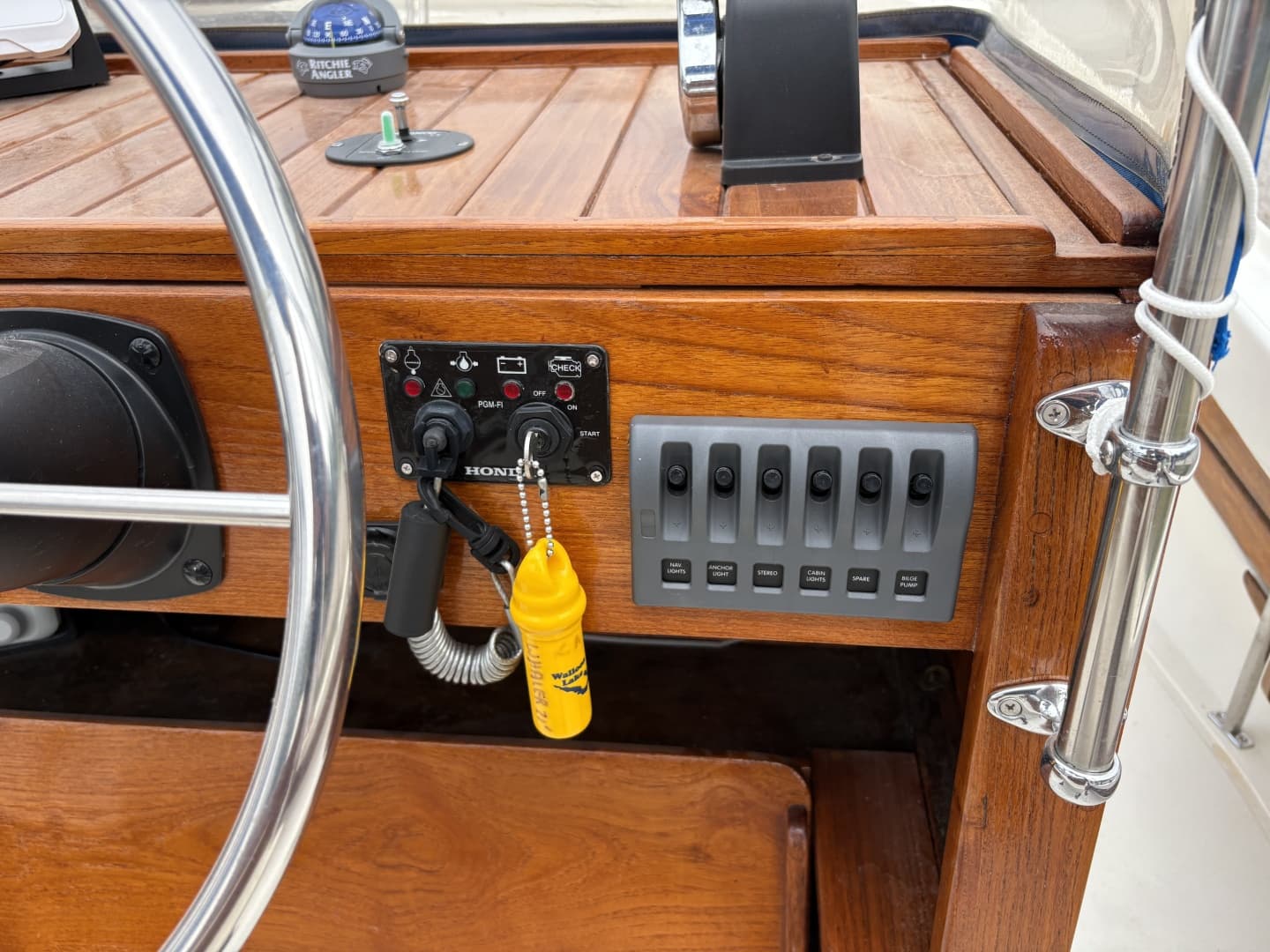1972 Boston Whaler 21 Outrage Rib Side