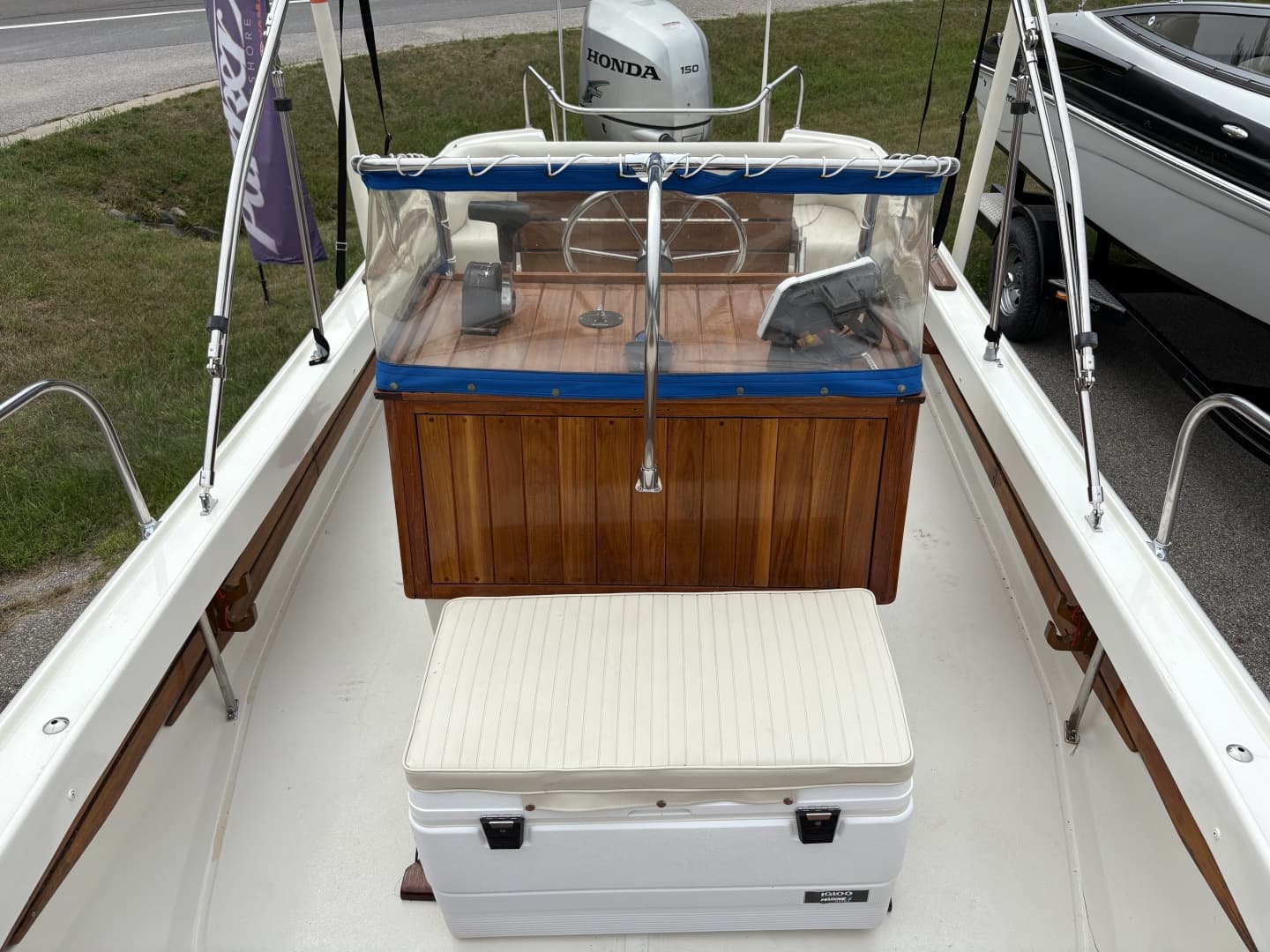 1972 Boston Whaler 21 Outrage Rib Side