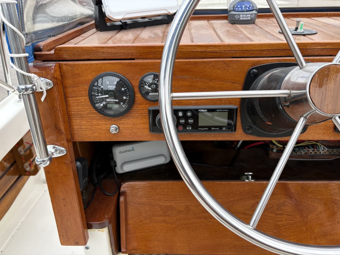 1972 Boston Whaler 21 Outrage Rib Side