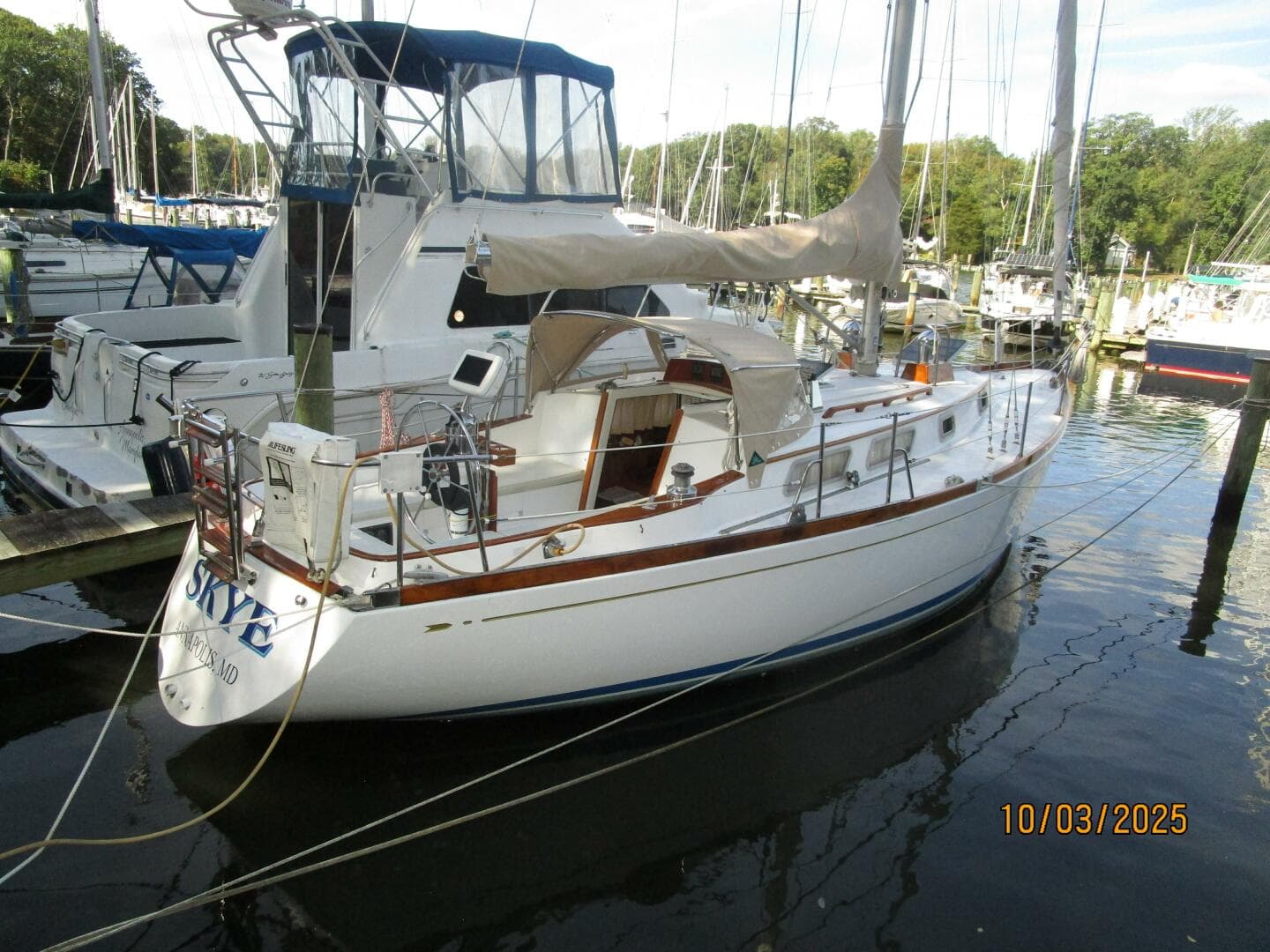 35' Bristol starboard aft profile