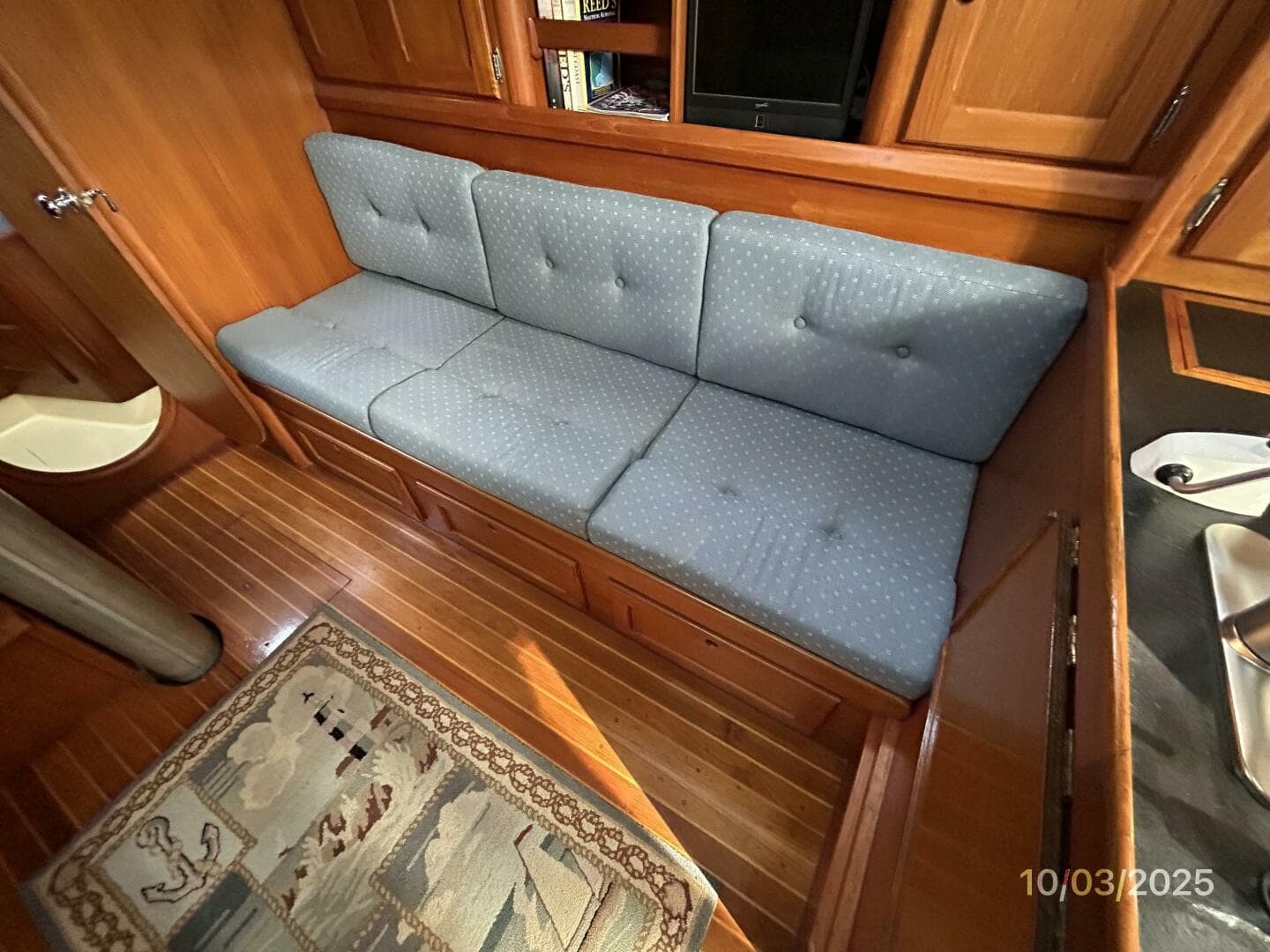 35' Bristol salon starboard seating
