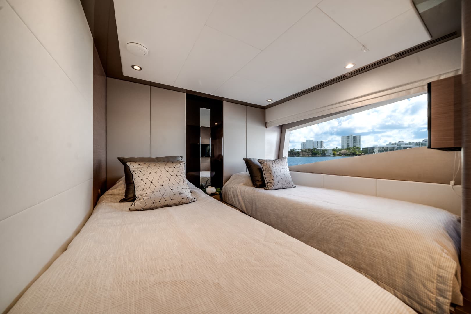 2022 Ocean Alexander 32L