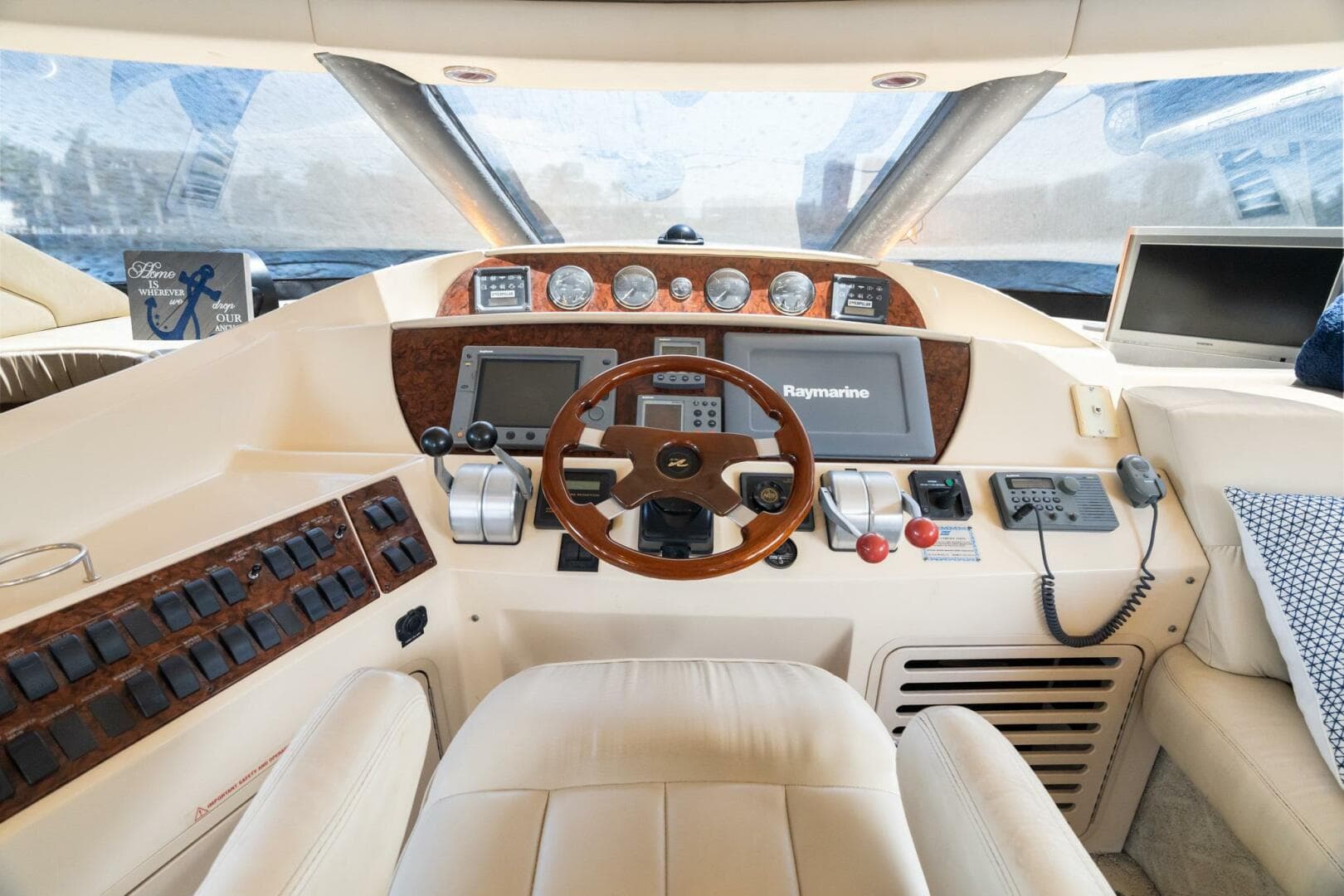 2001 Sea Ray 540 Cockpit Motor Yacht
