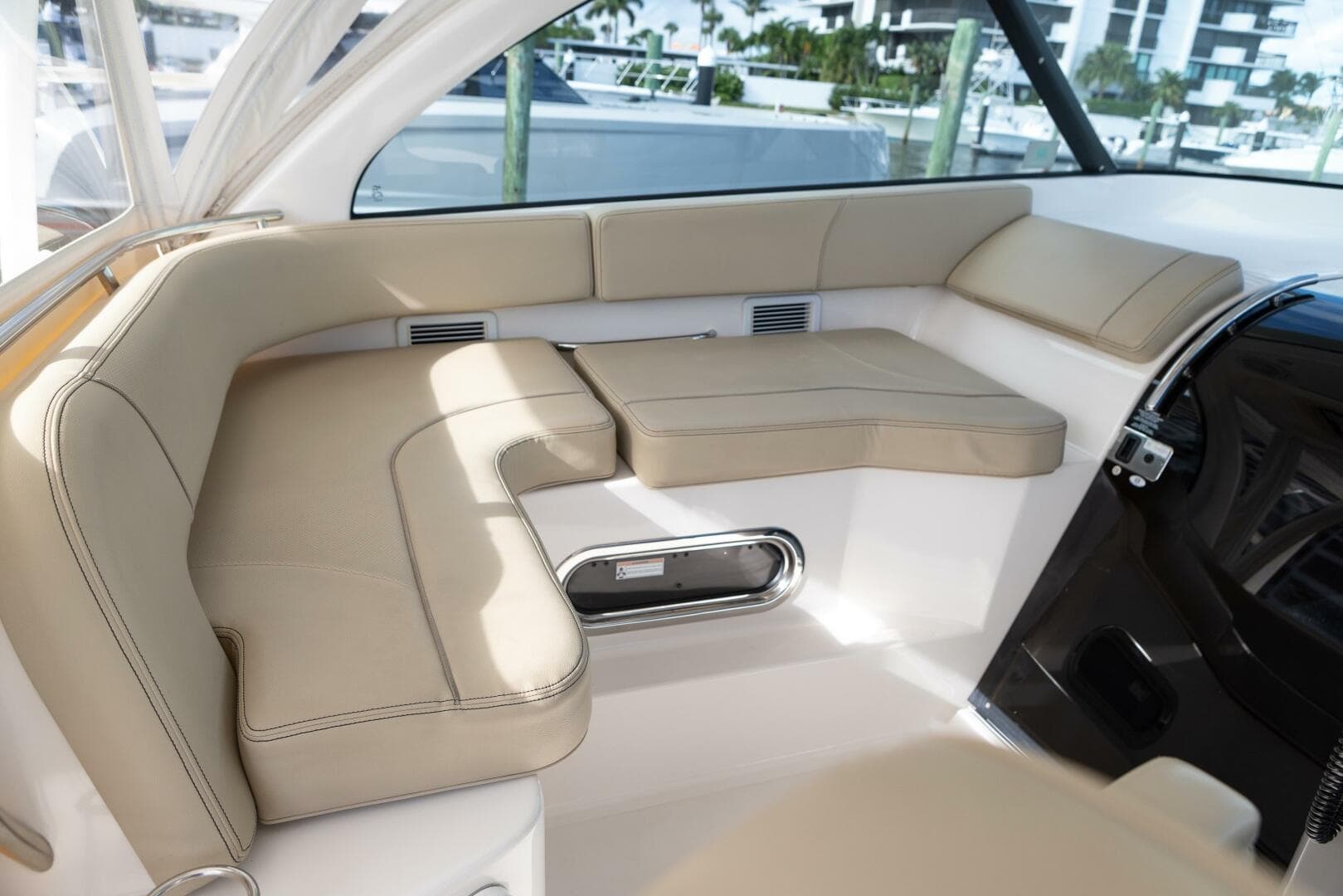 Pursuit 38 - TRACKER - Flybridge Seating