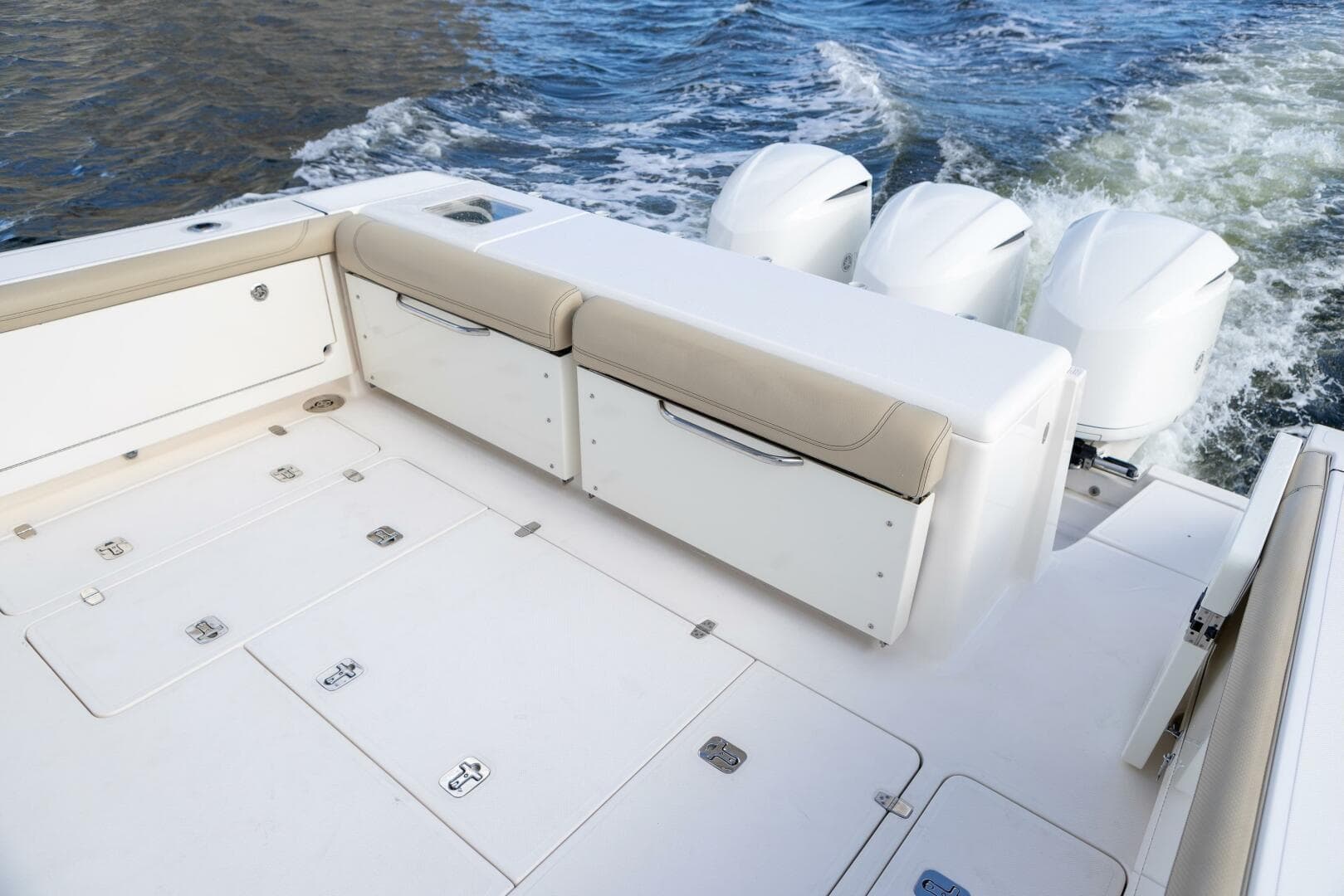 Pursuit 38 - TRACKER - Cockpit & Engines