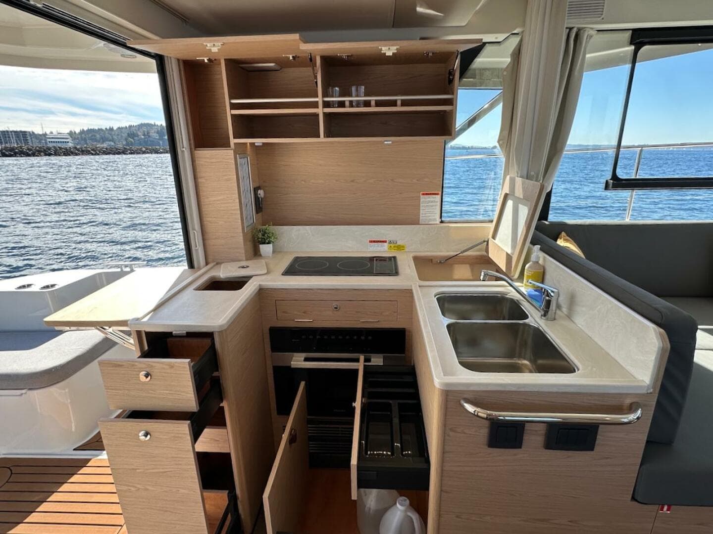 2024 Beneteau Swift Trawler 41 Sedan