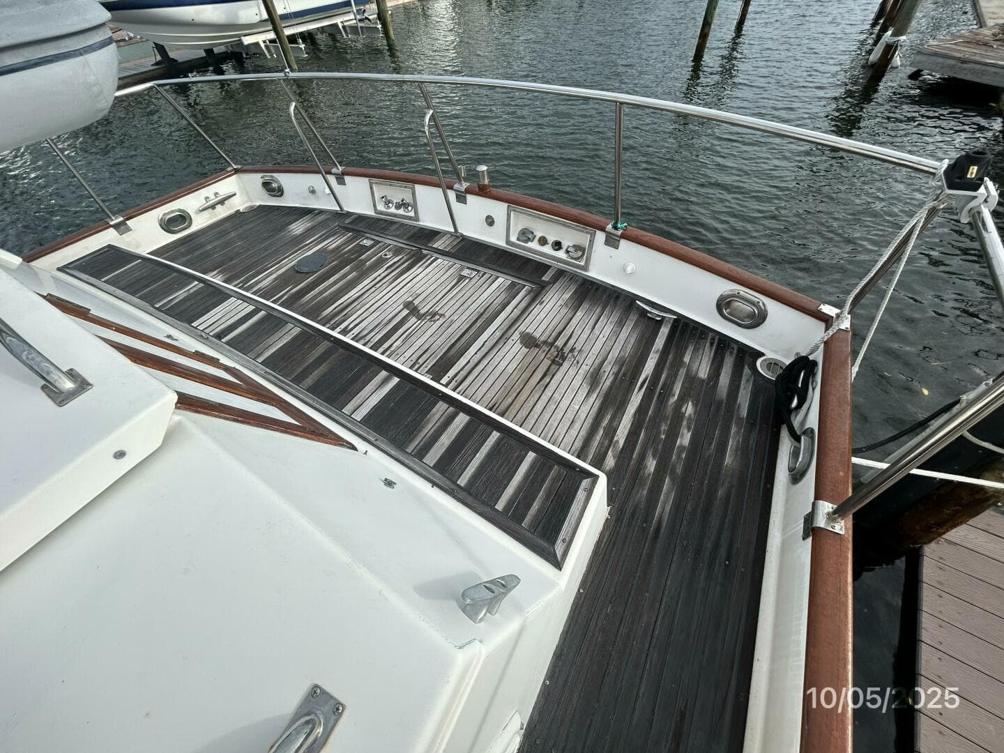 42' Grand Banks aftdeck1