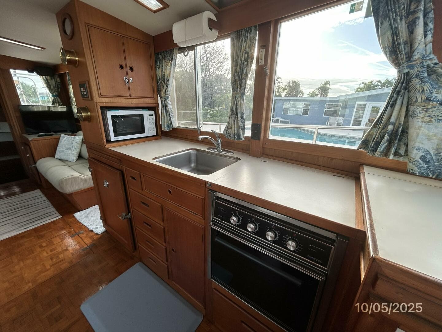 42' Grand Banks galley3