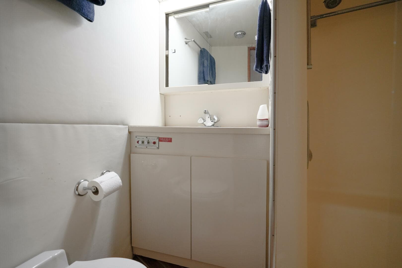 1994 Hatteras 46 Convertible- CHANGE ORDER- Guest Head