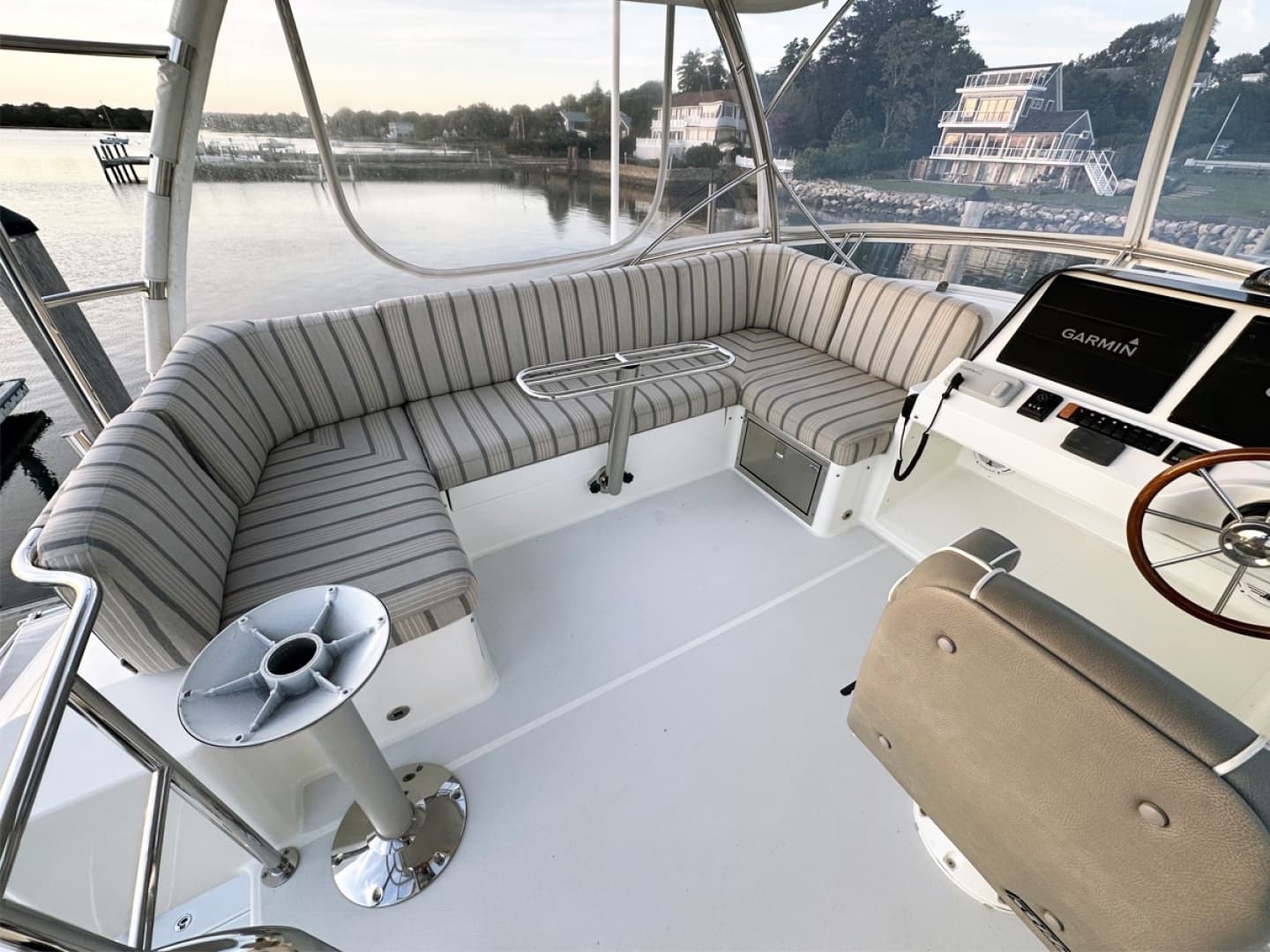 FlybridgSettee