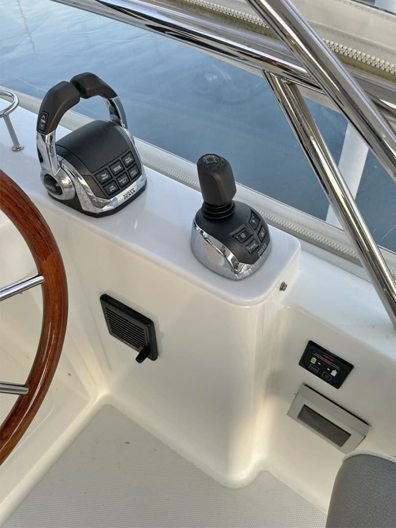 FlybridgeEngineandIPSJoystickControls