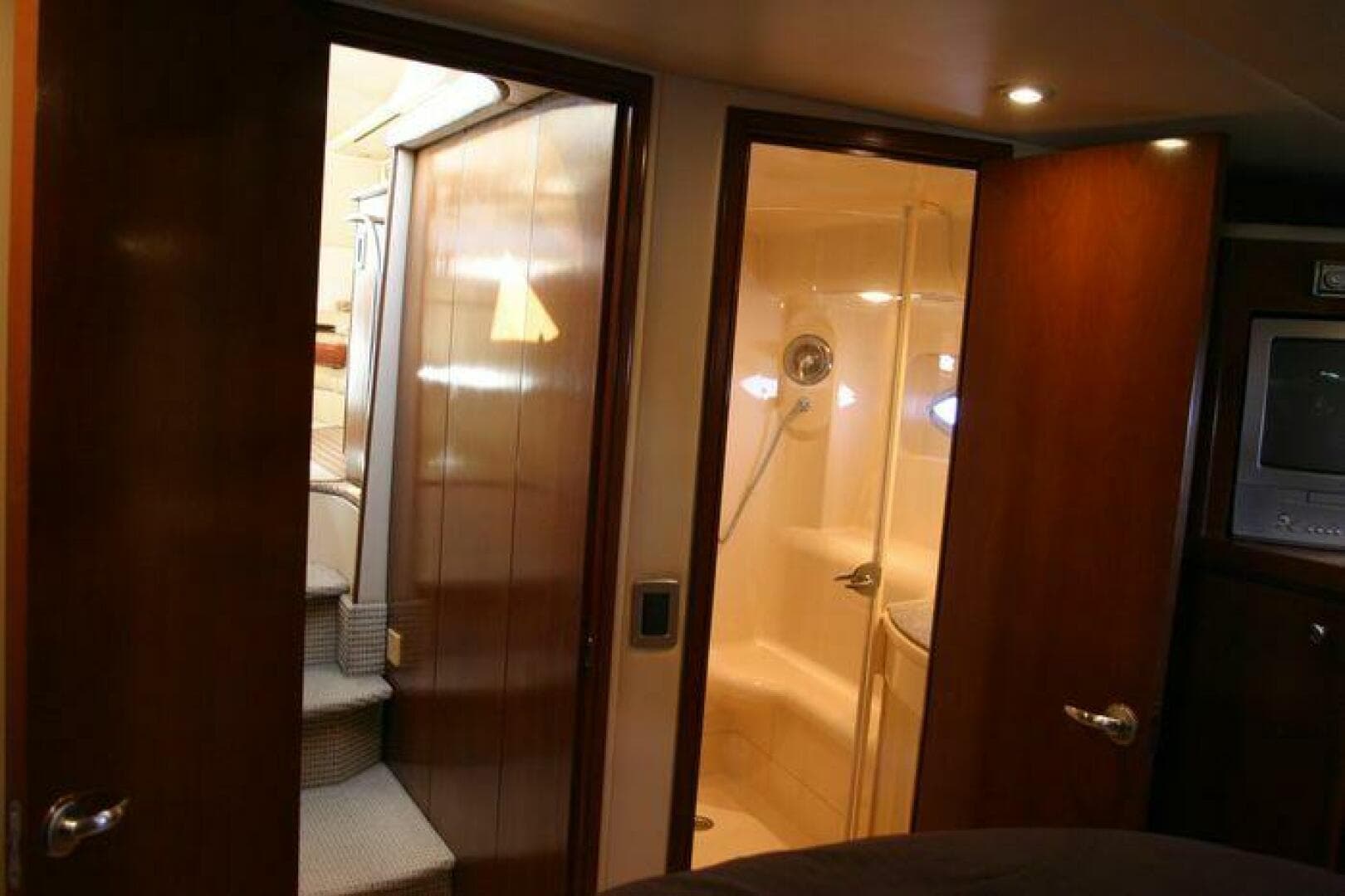 2005 Meridian 411 Sedan