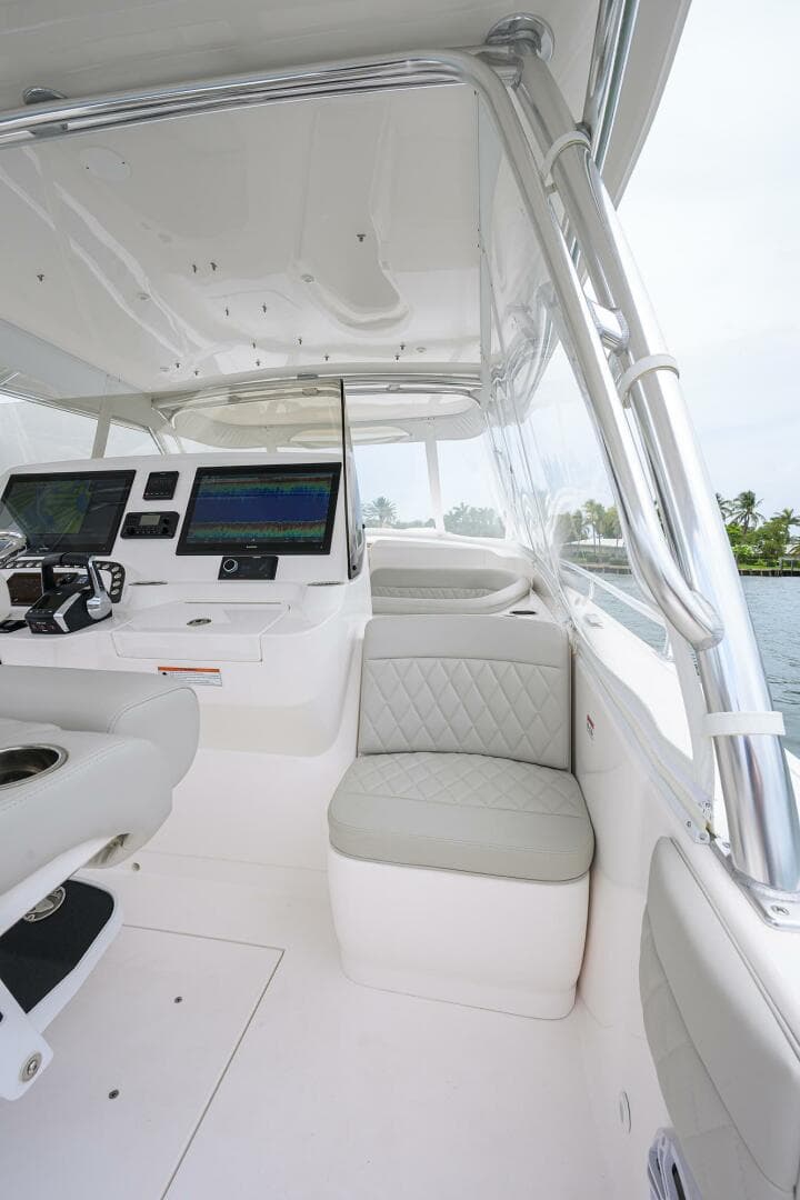 Intrepid 41 - Helm Seating