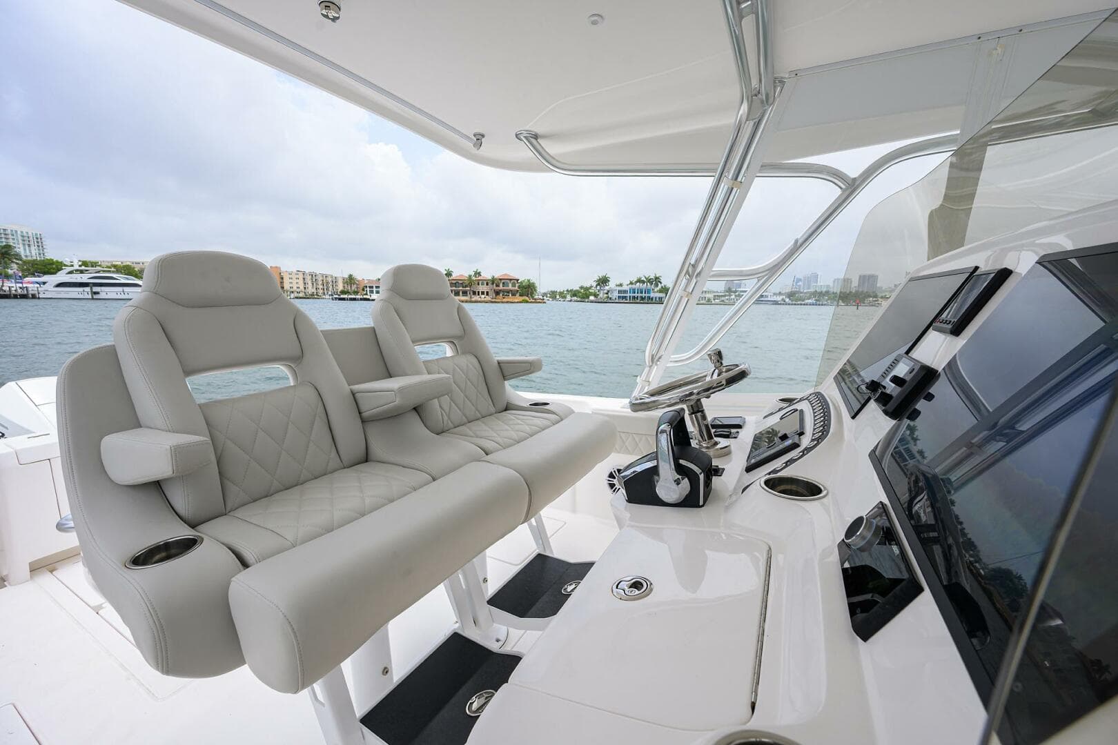 Intrepid 41 - Helm Seating