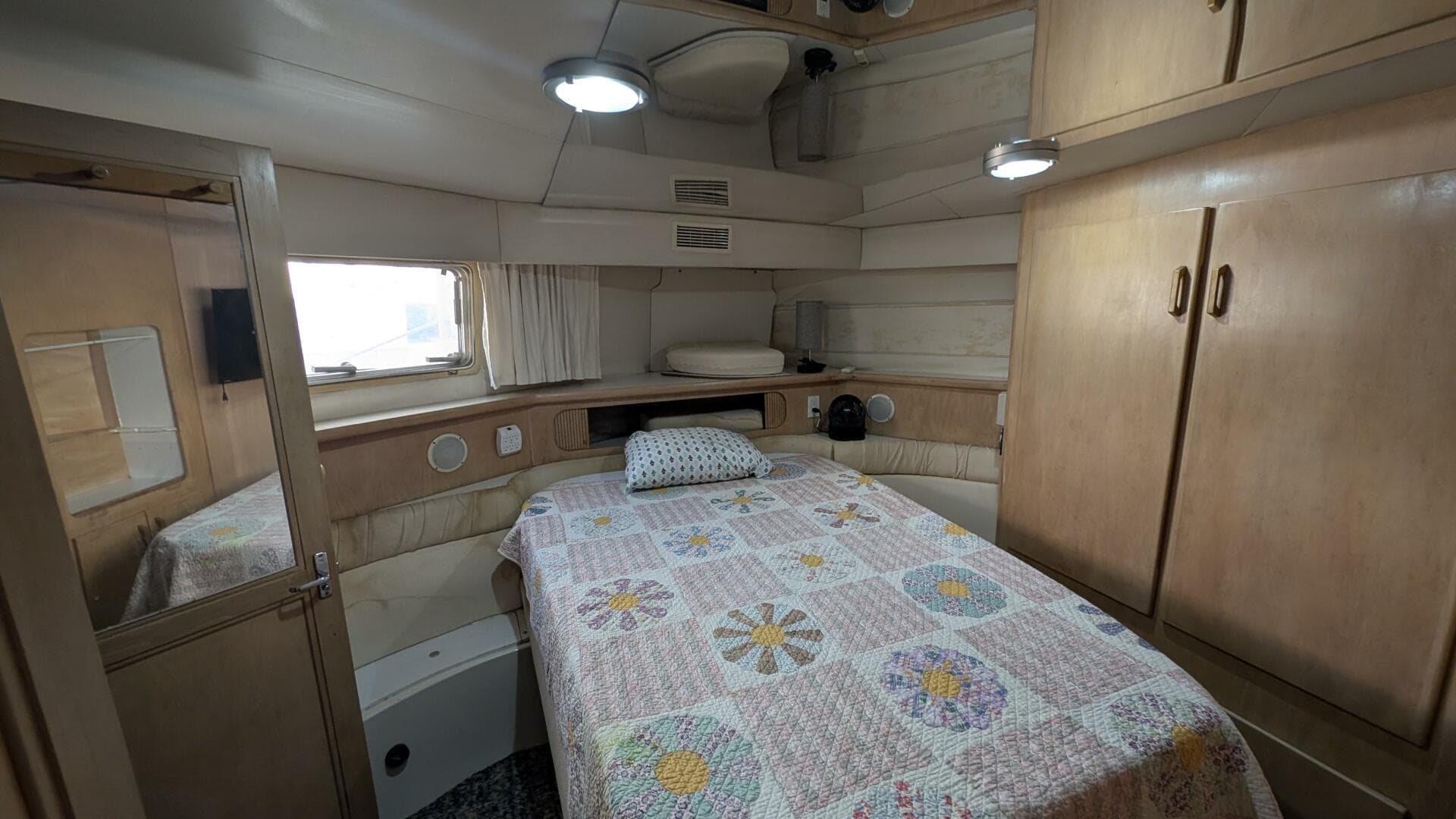 1994 Carver 370 AFT CABIN