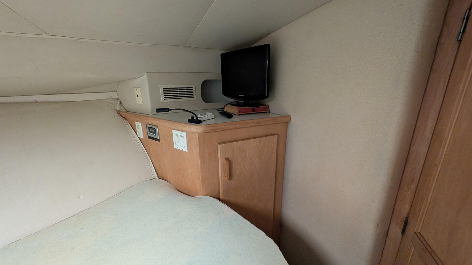 1994 Carver 370 AFT CABIN