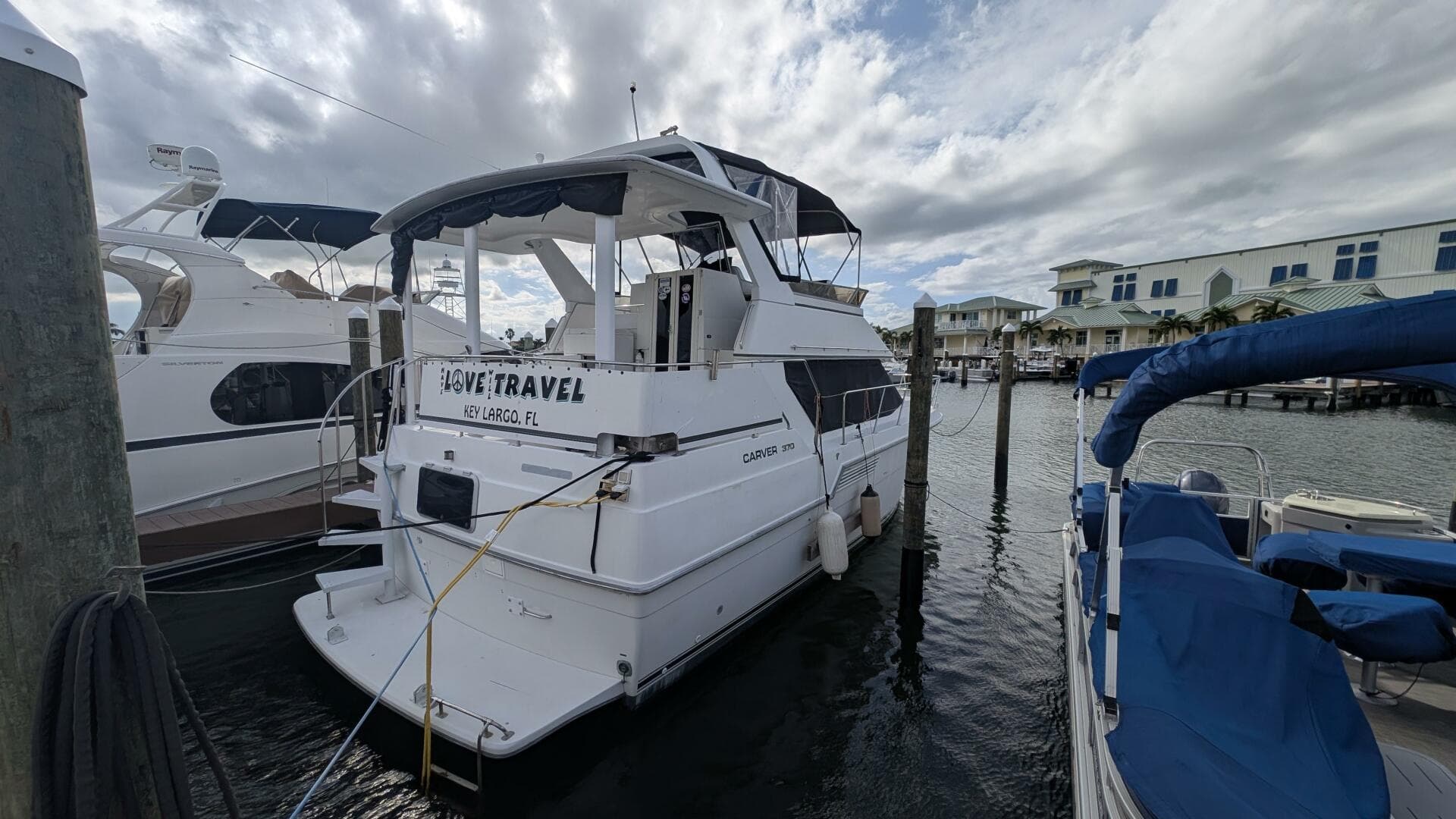 1994 Carver 370 AFT CABIN