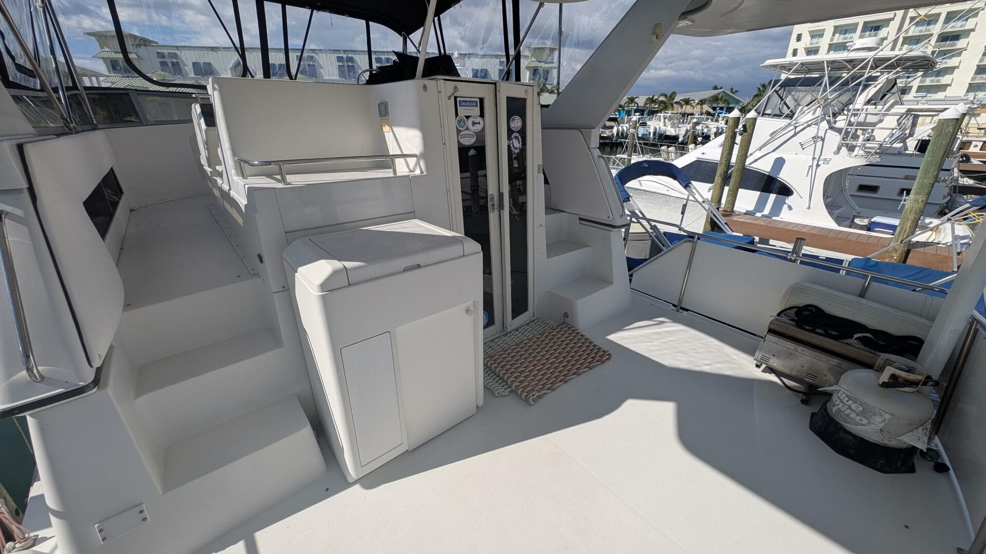 1994 Carver 370 AFT CABIN