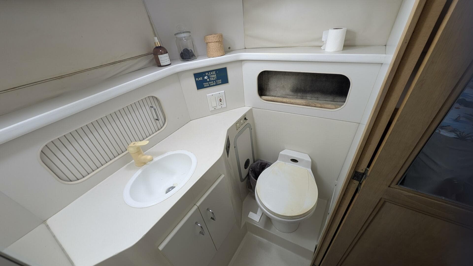 1994 Carver 370 AFT CABIN