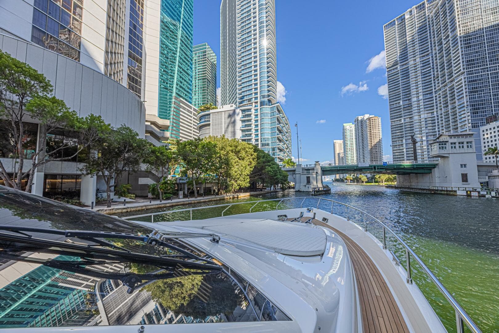 2011 Ferretti Yachts 830