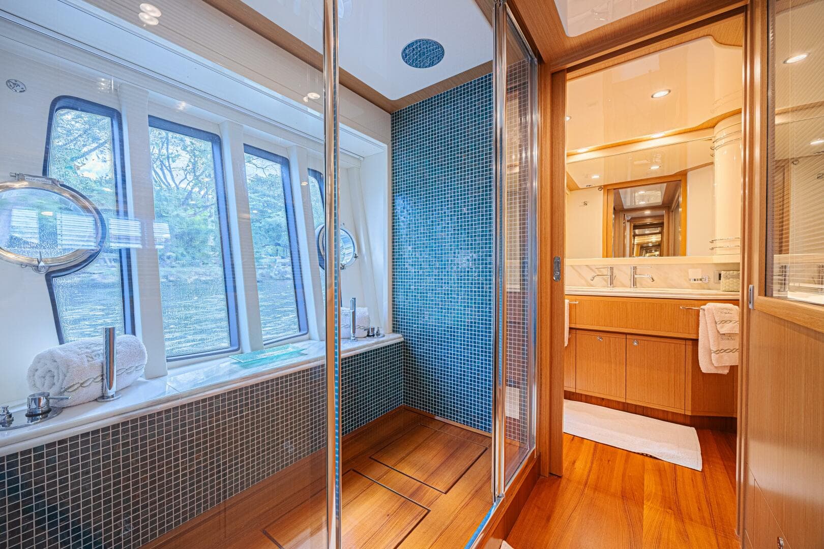 2011 Ferretti Yachts 830