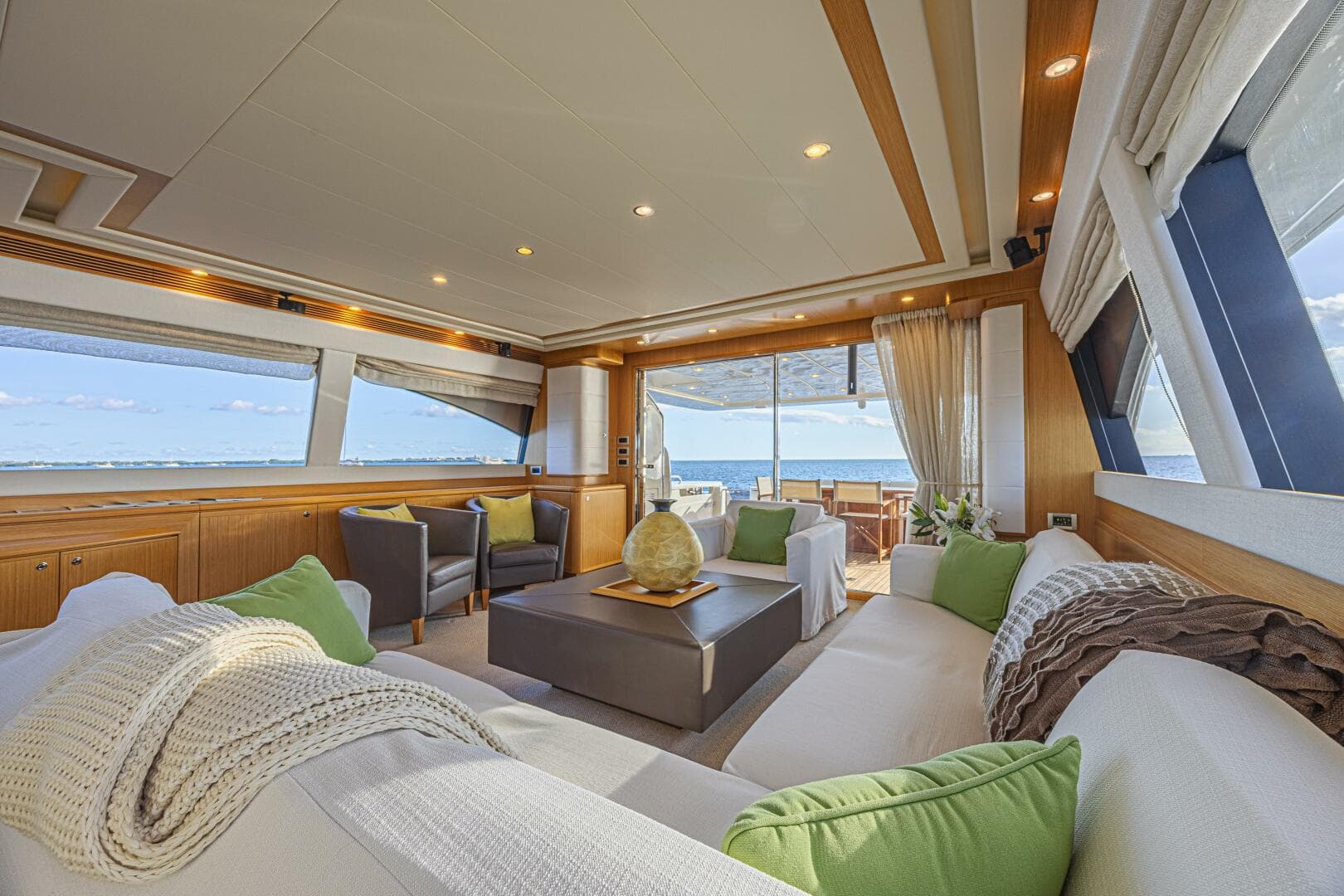 2011 Ferretti Yachts 830