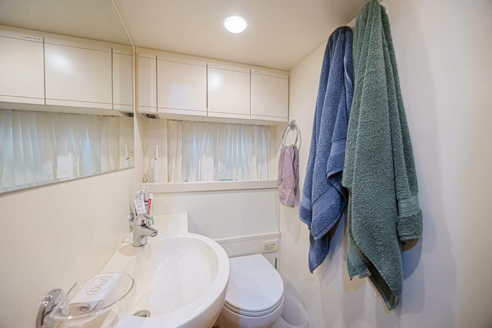 2011 Ferretti Yachts 830