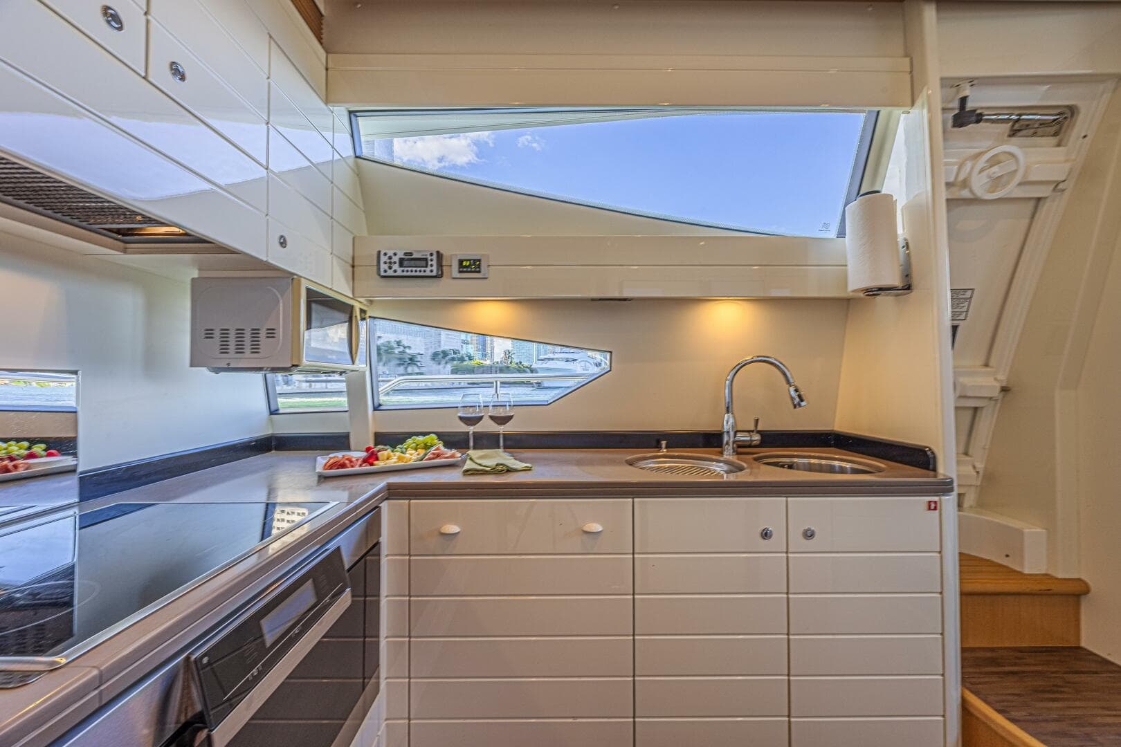 2011 Ferretti Yachts 830