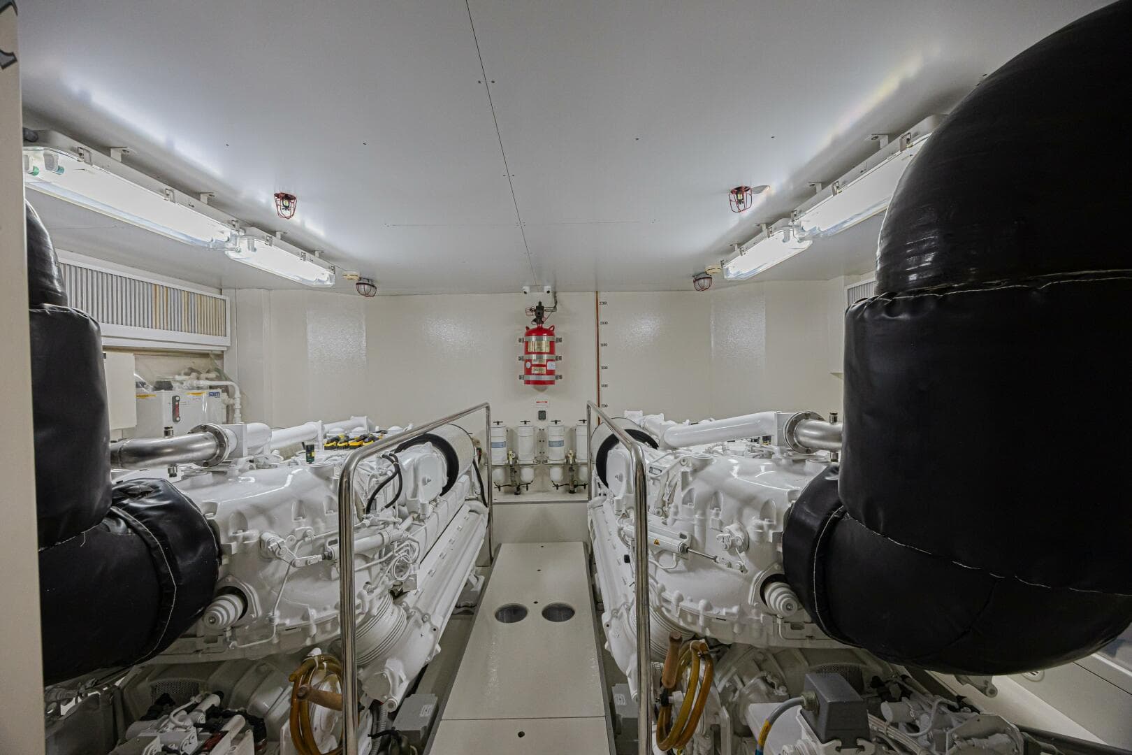 2011 Ferretti Yachts 830